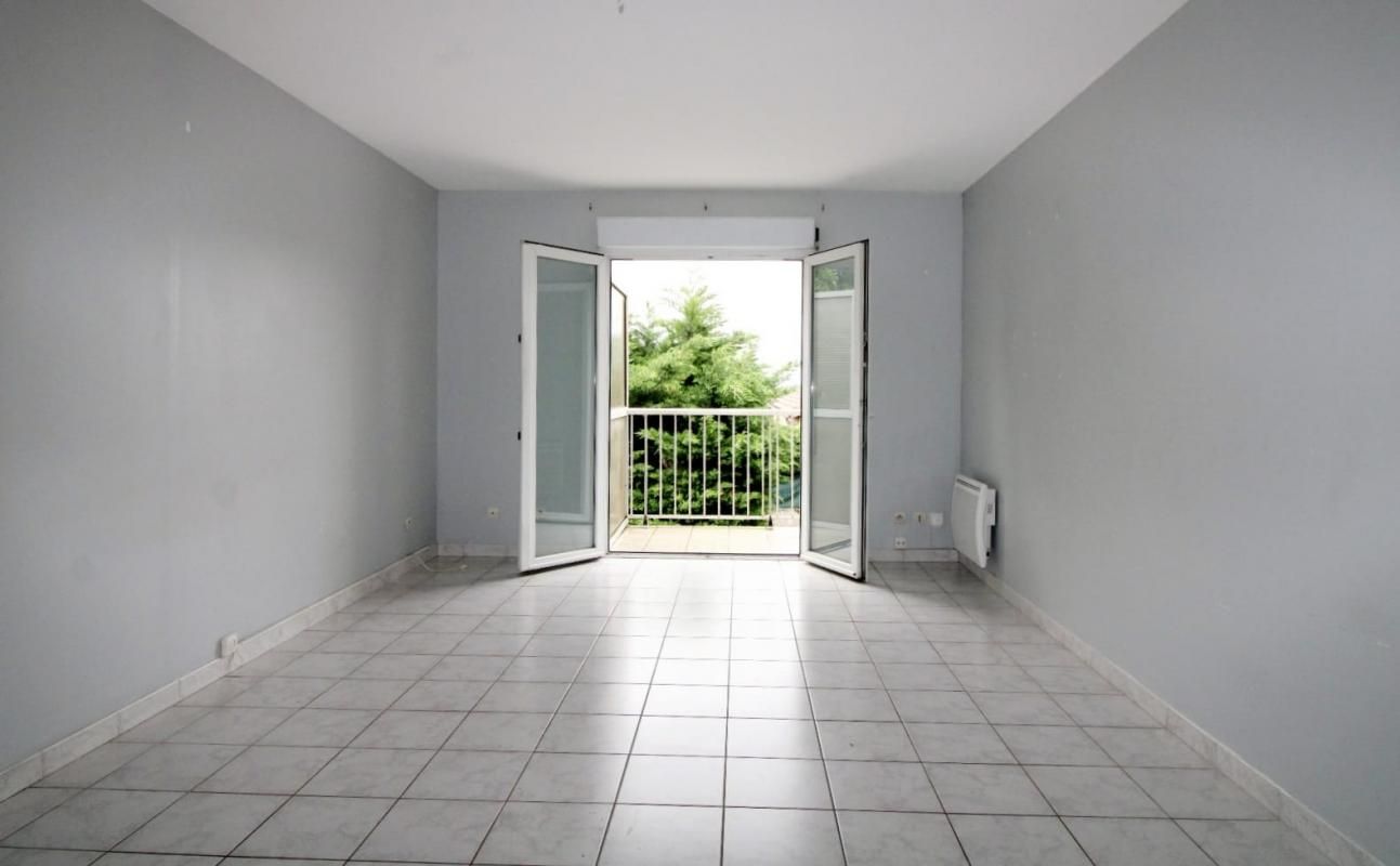 GENAS - Studio, 28 m² avec balcon, parking privatif