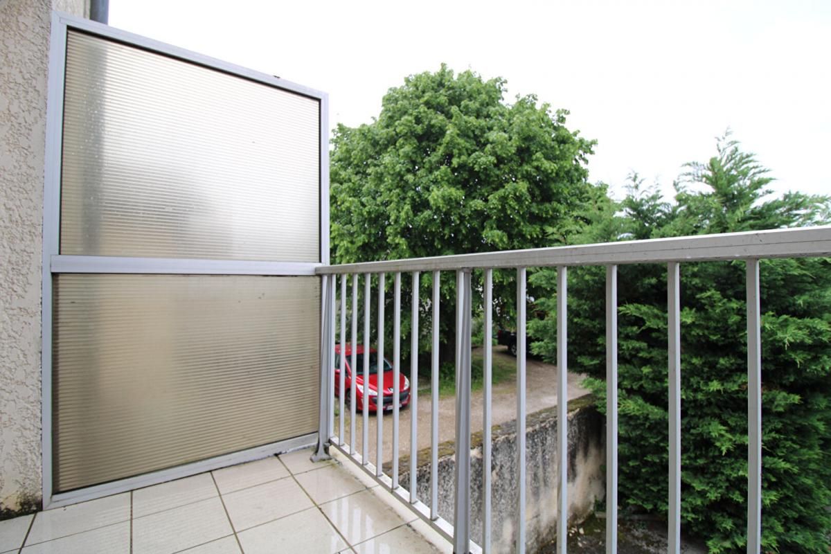 GENAS GENAS - Studio, 28 m² avec balcon, parking privatif 2