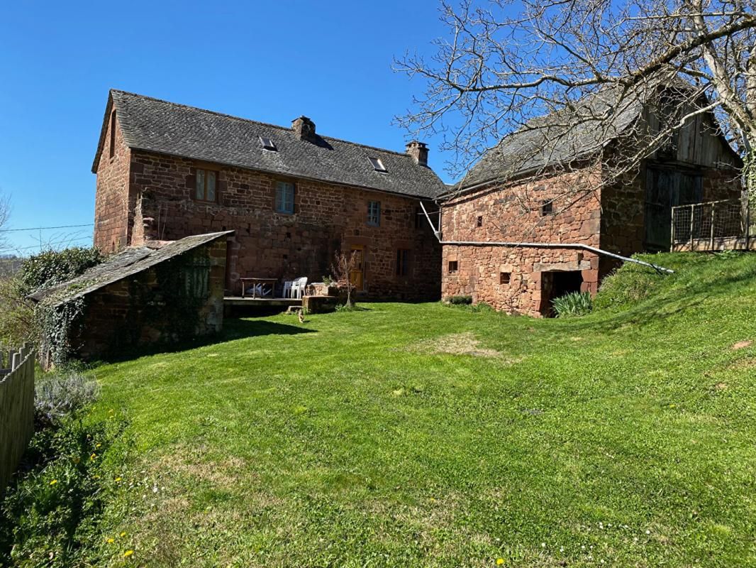 VILLECOMTAL Vallée du Dourdou  - Corps de ferme  avec maison et dépendances - terrain de 1 550 m² 1