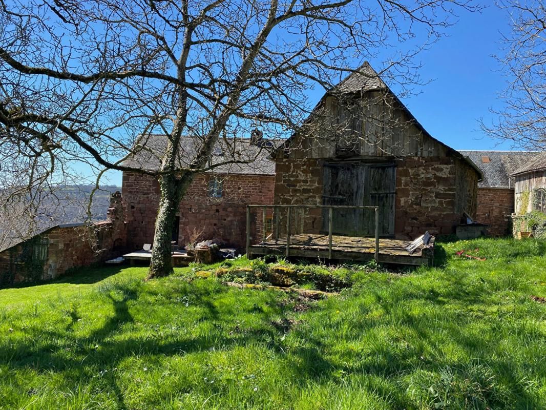 VILLECOMTAL Vallée du Dourdou  - Corps de ferme  avec maison et dépendances - terrain de 1 550 m² 2