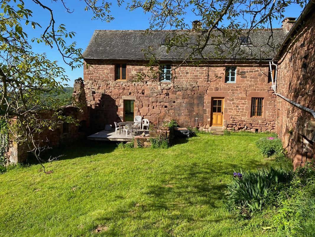 VILLECOMTAL Vallée du Dourdou  - Corps de ferme  avec maison et dépendances - terrain de 1 550 m² 3