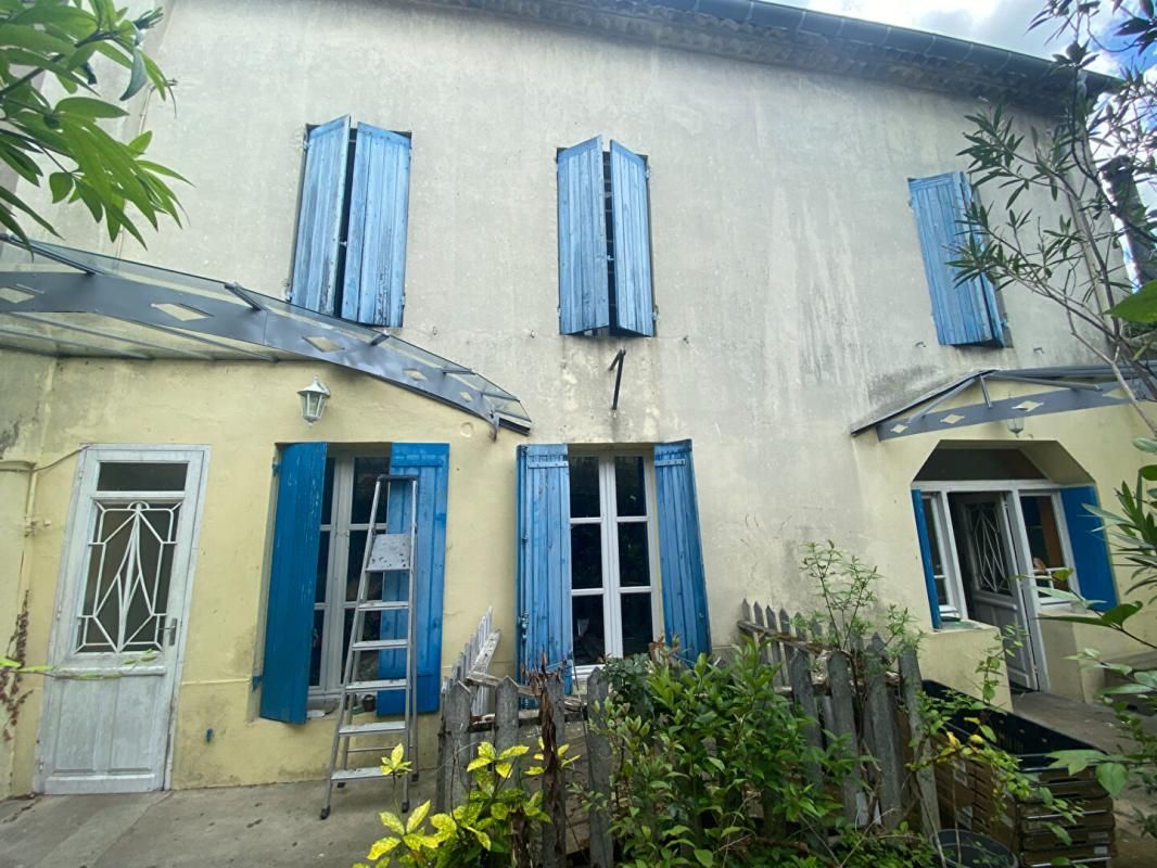SAUVETERRE-DE-GUYENNE Idéal Promoteur ! Immeuble de Caractère avec Local Commercial et Fort Potentiel de Développement ! 4