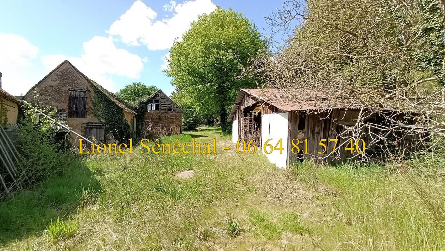 YVRE-L'EVEQUE Longère à rénover de plus de 140 m2 avec des dépendances sur une parcelle de plus de 2 700 m2 3
