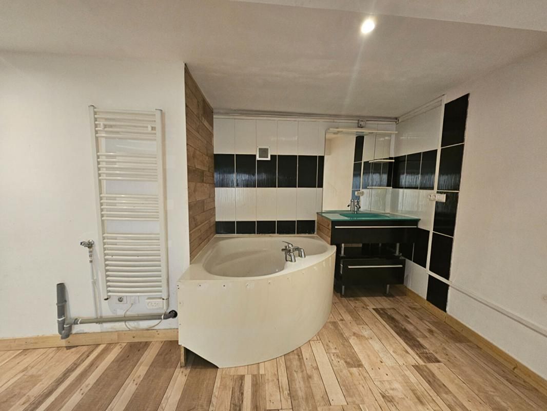 TULLE Tulle Centre : Apt T2 de 40.24 m2 en rez-de-chaussée avec CLIMATISATION - loyer 430 CC 4