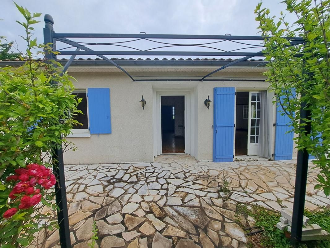 ROULLET-SAINT-ESTEPHE Maison plain pied Roullet Saint Estephe 4 pièces 93 m2 2