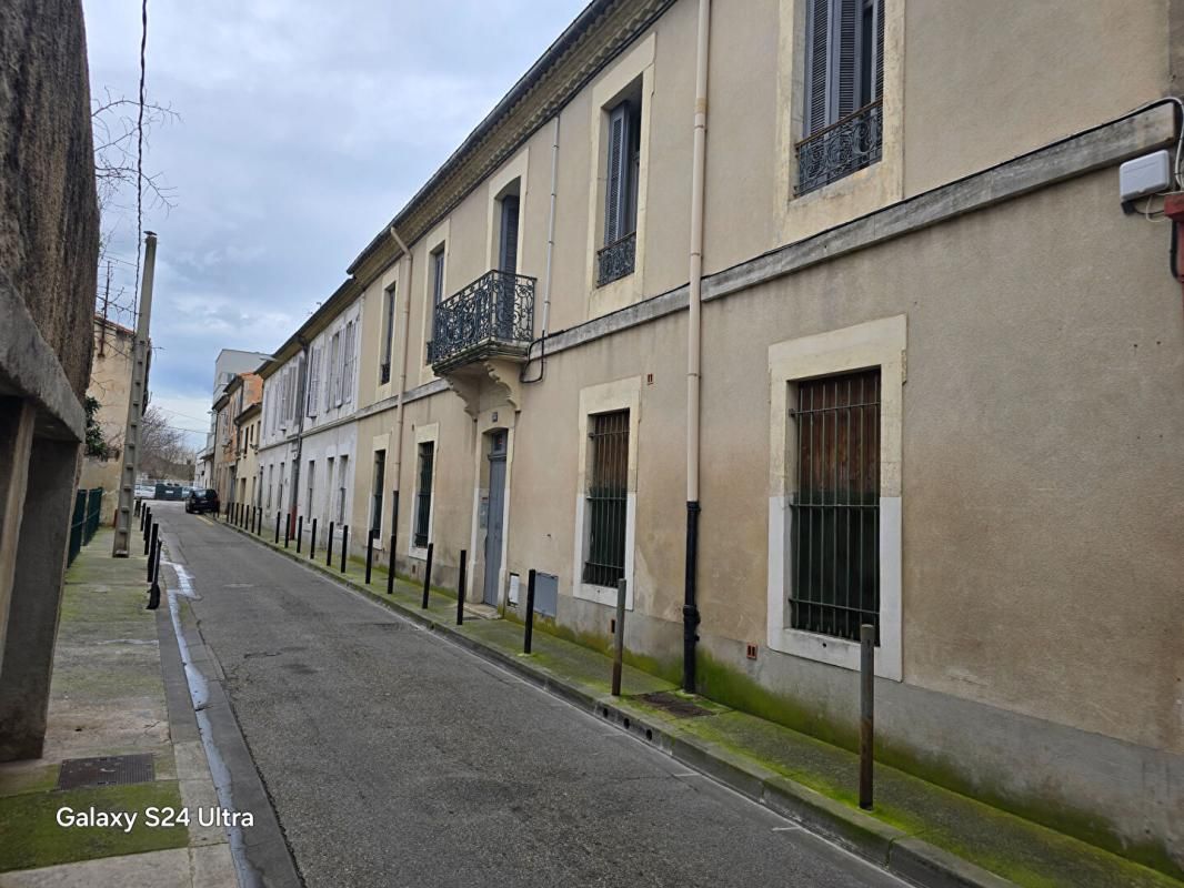 NIMES Immeuble Nimes 18 pièce(s) 450 m2 de 10 appartements avec cour intérieure 1