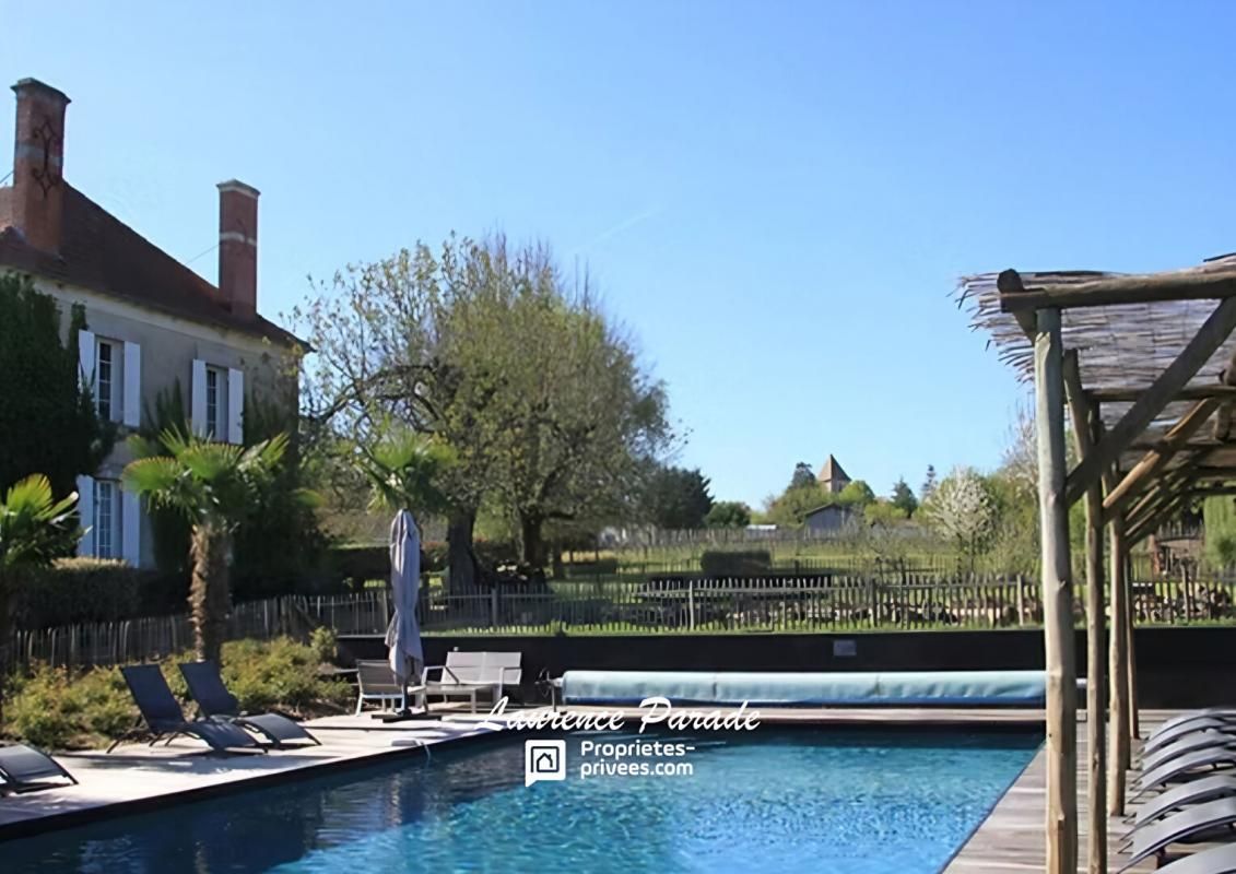 VILLEFRANCHE-DE-LONCHAT Maison de maitre avec cinq gites piscine annexes parc 1