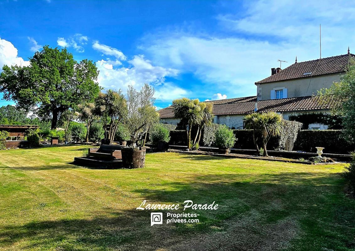 VILLEFRANCHE-DE-LONCHAT Maison de maitre avec cinq gites piscine annexes parc 4