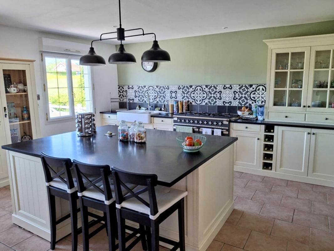 MARANSIN Maison familiale de 236 m² - 6 chambres + potentiel logement indépendant - garage 3