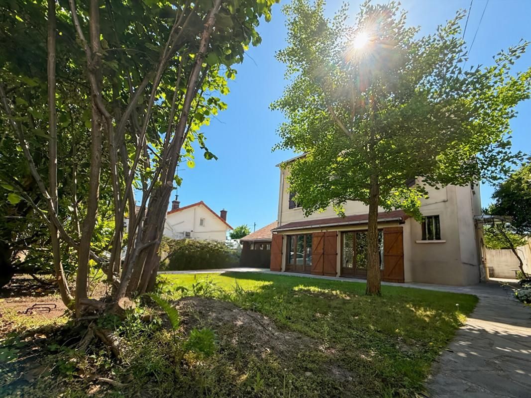 LIVRY-GARGAN Maison pleine de charme de 231m² avec ses six chambres et son sublime jardin de 350m², à découvrir avec Dylan Jaya ! 1