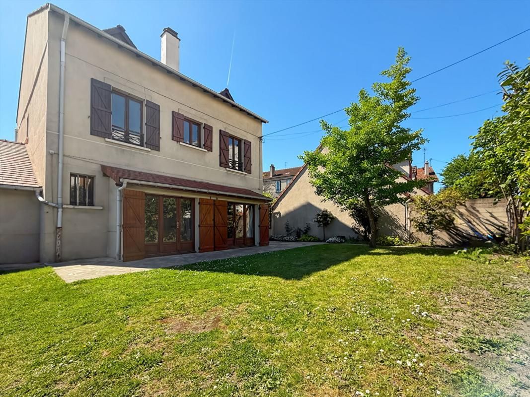 LIVRY-GARGAN Maison pleine de charme de 231m² avec ses six chambres et son sublime jardin de 350m², à découvrir avec Dylan Jaya ! 2