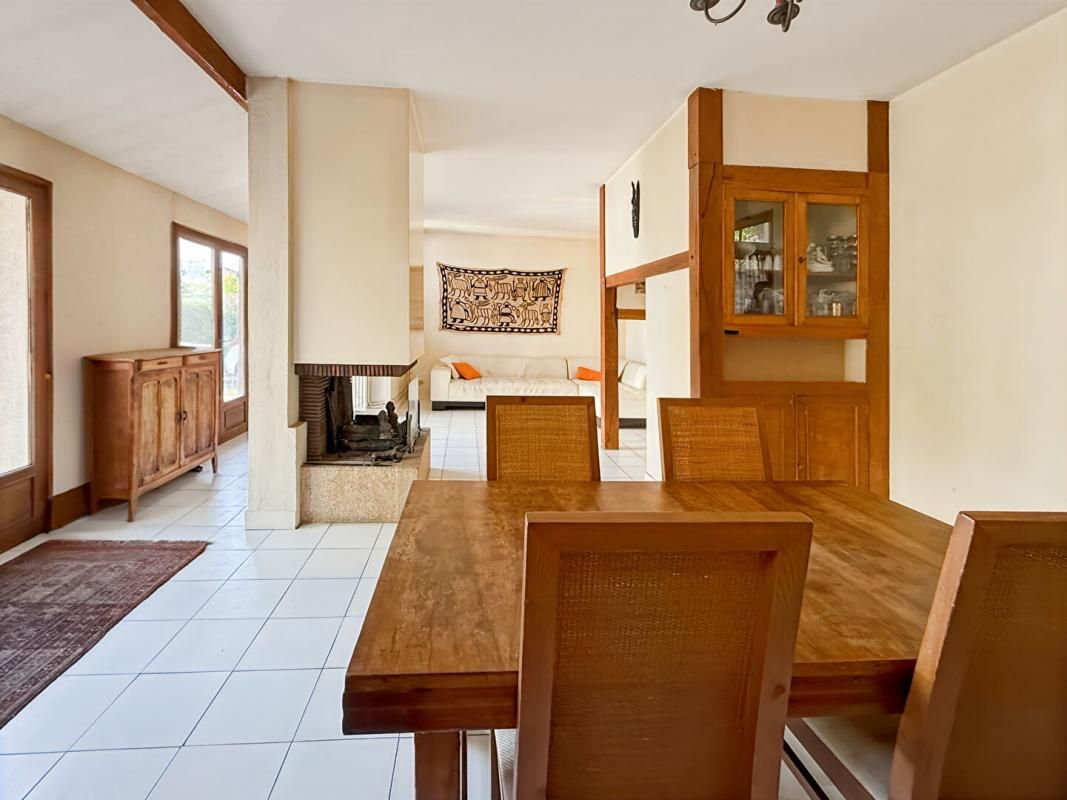 LIVRY-GARGAN Maison pleine de charme de 231m² avec ses six chambres et son sublime jardin de 350m², à découvrir avec Dylan Jaya ! 4