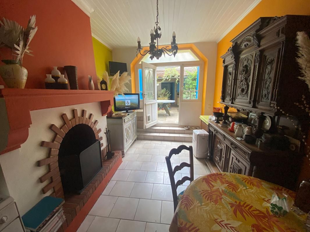 SAUVETERRE-DE-GUYENNE SAUVETERRE - IMMEUBLE MIXTE, COMMERCE ET LOGEMENT 3