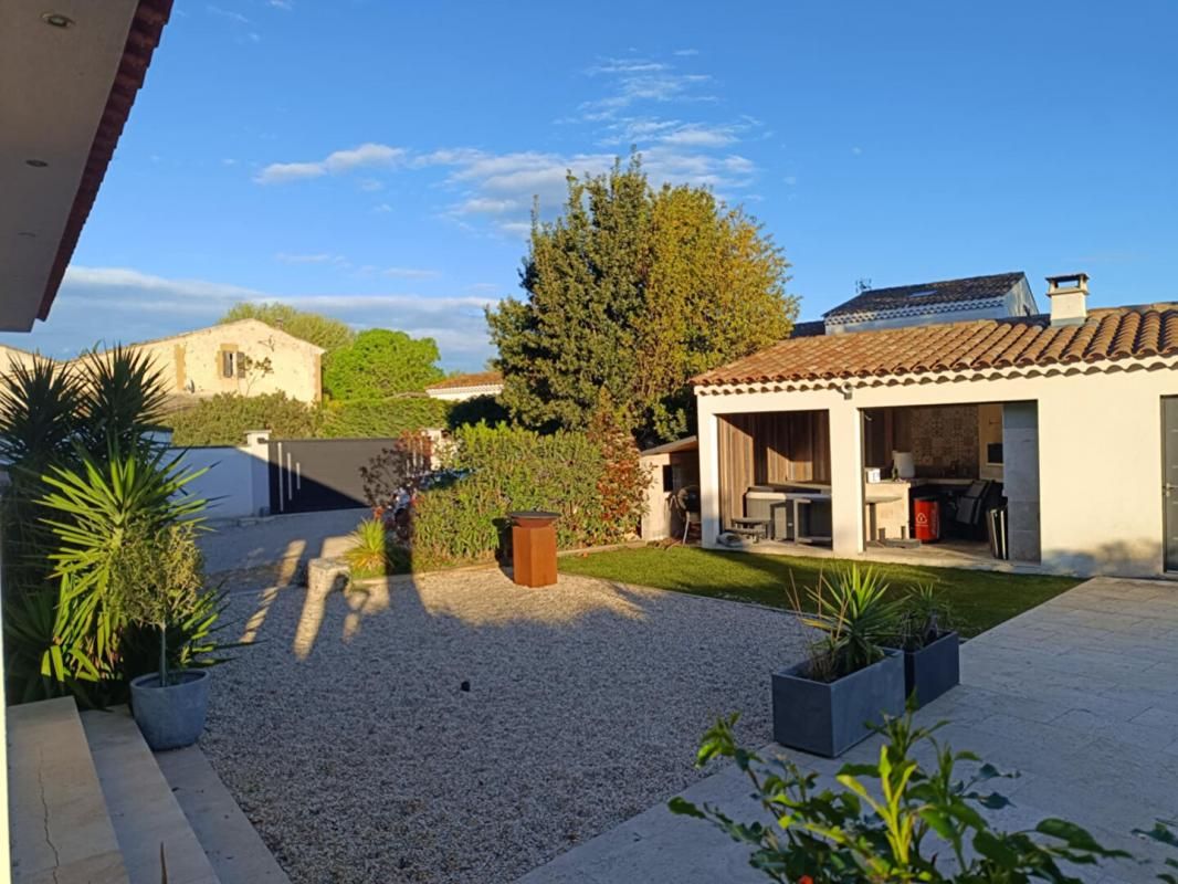 Villa Eyguieres 5 pièce(s) 160 m2 grande parcelle avec piscine