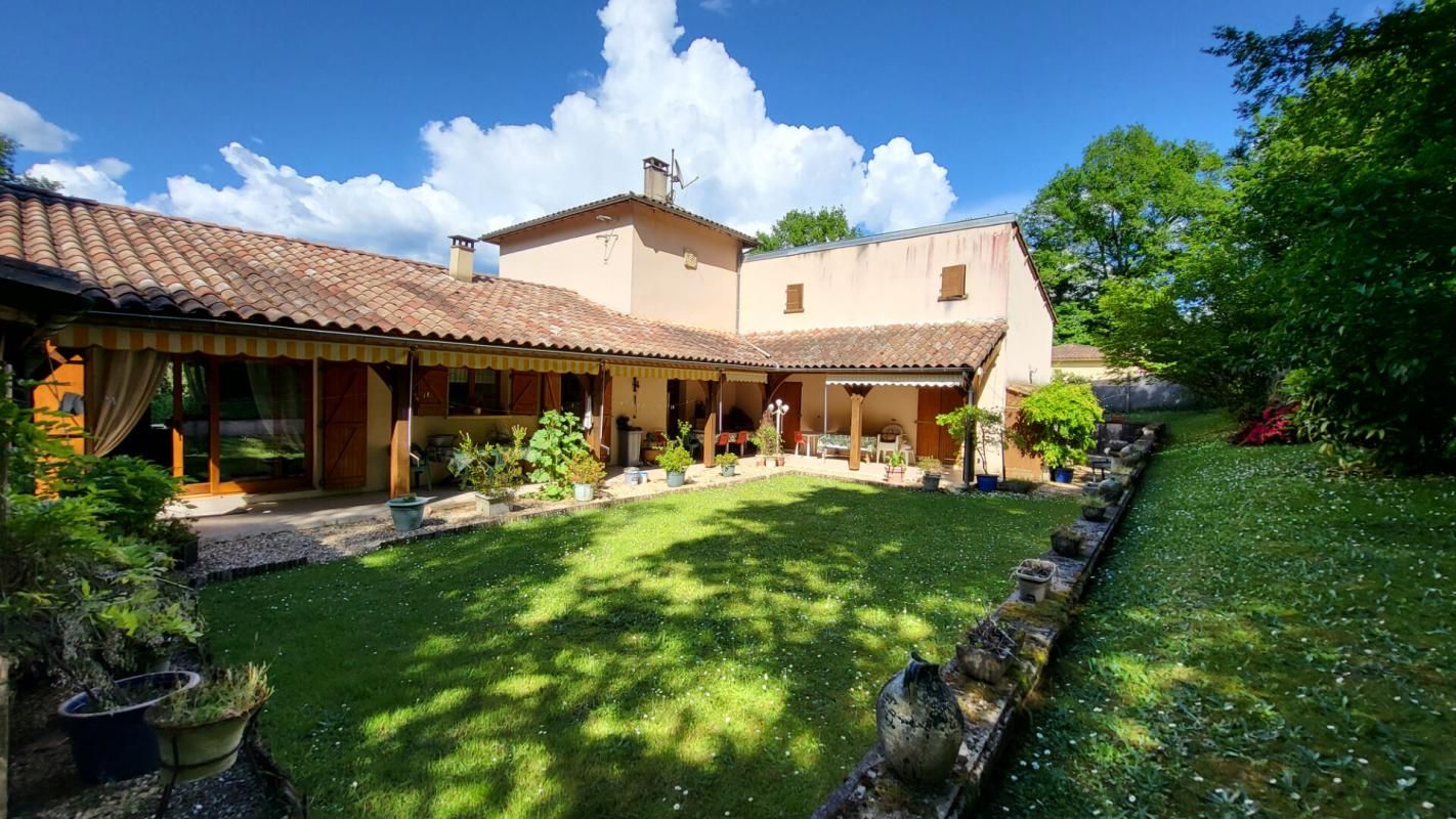 BOURGNAC Maison proche Mussidan 9 pièces 250 m2 sur parcelle 2220 m² 2