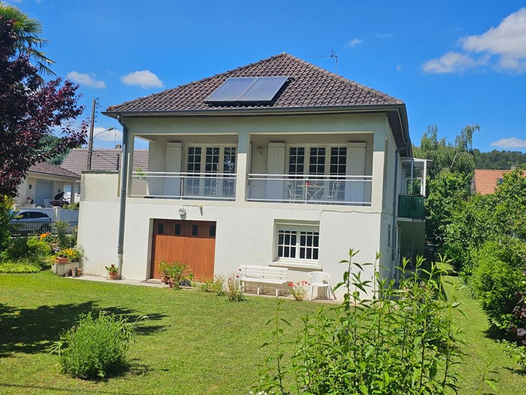 TRELISSAC Maison de ville, de type 8, sur sous-sol complet, terrain clos et arboré de 784 m² 1
