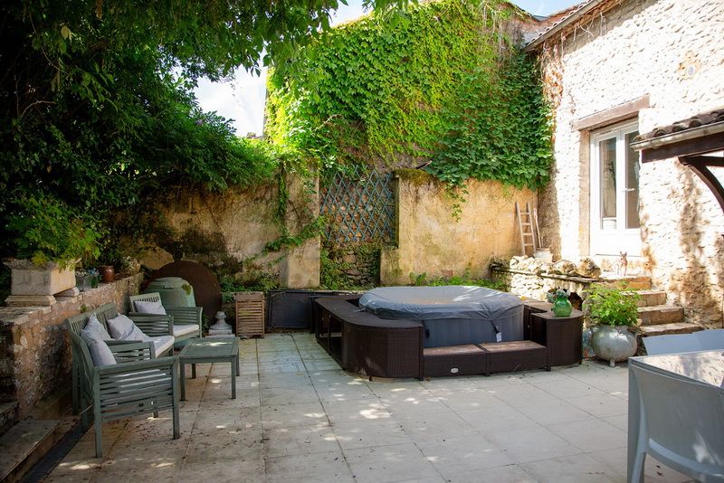 SIORAC-EN-PERIGORD Maison Siorac En Perigord 8 pièce(s) 164 m2 jardin 1