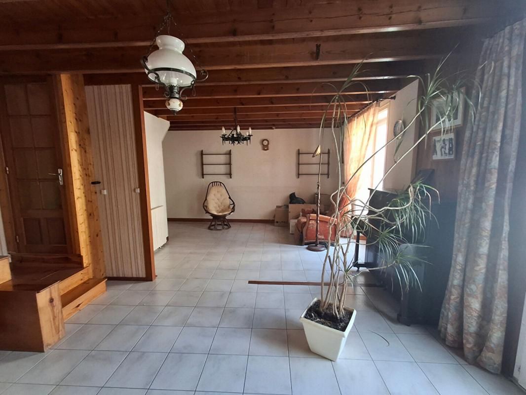 LE GUE-DE-VELLUIRE Maison Le Gue De Velluire 13 pièce(s) 222.63 m2 2