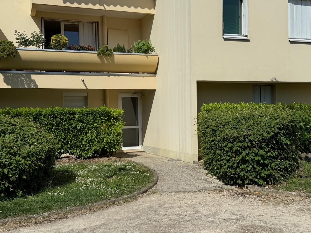 DIJON Appartement Dijon T2 environ 34 m2 ,1 pièce à vivre de 21m2 rez de jardin très calme et agréable 2