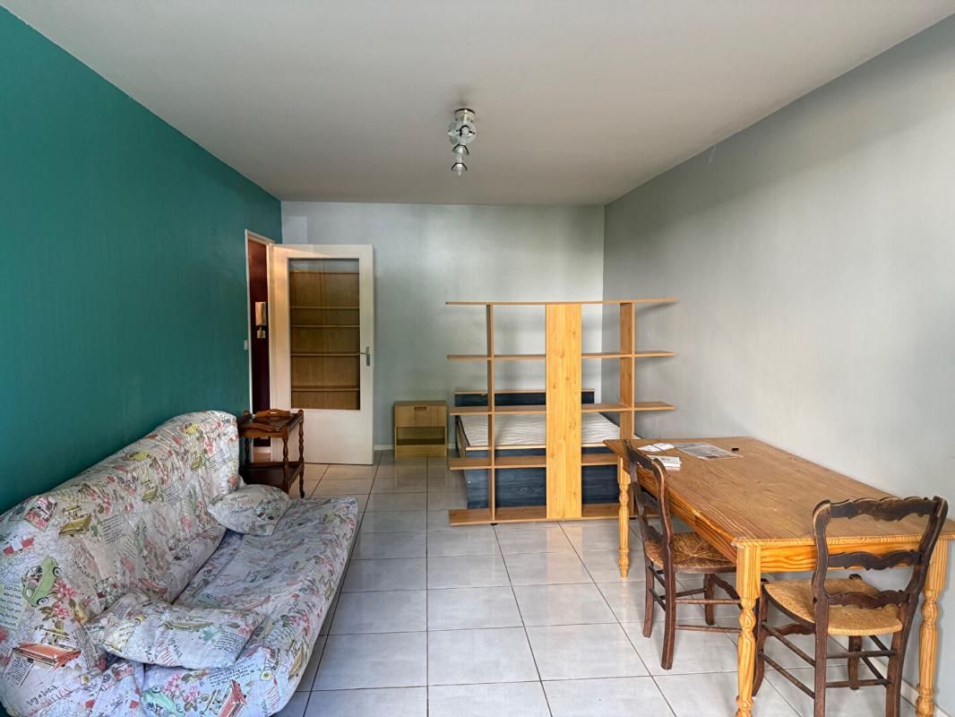 DIJON Appartement Dijon T2 environ 34 m2 ,1 pièce à vivre de 21m2 rez de jardin très calme et agréable 4