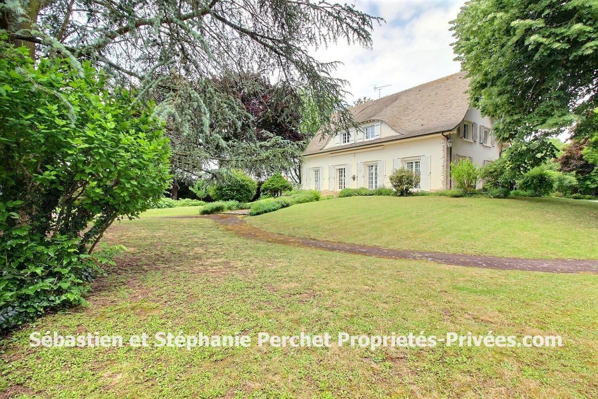 SAINT-PERAVY-LA-COLOMBE Propriété de 5 chambres avec un parc de 4000 m2 2