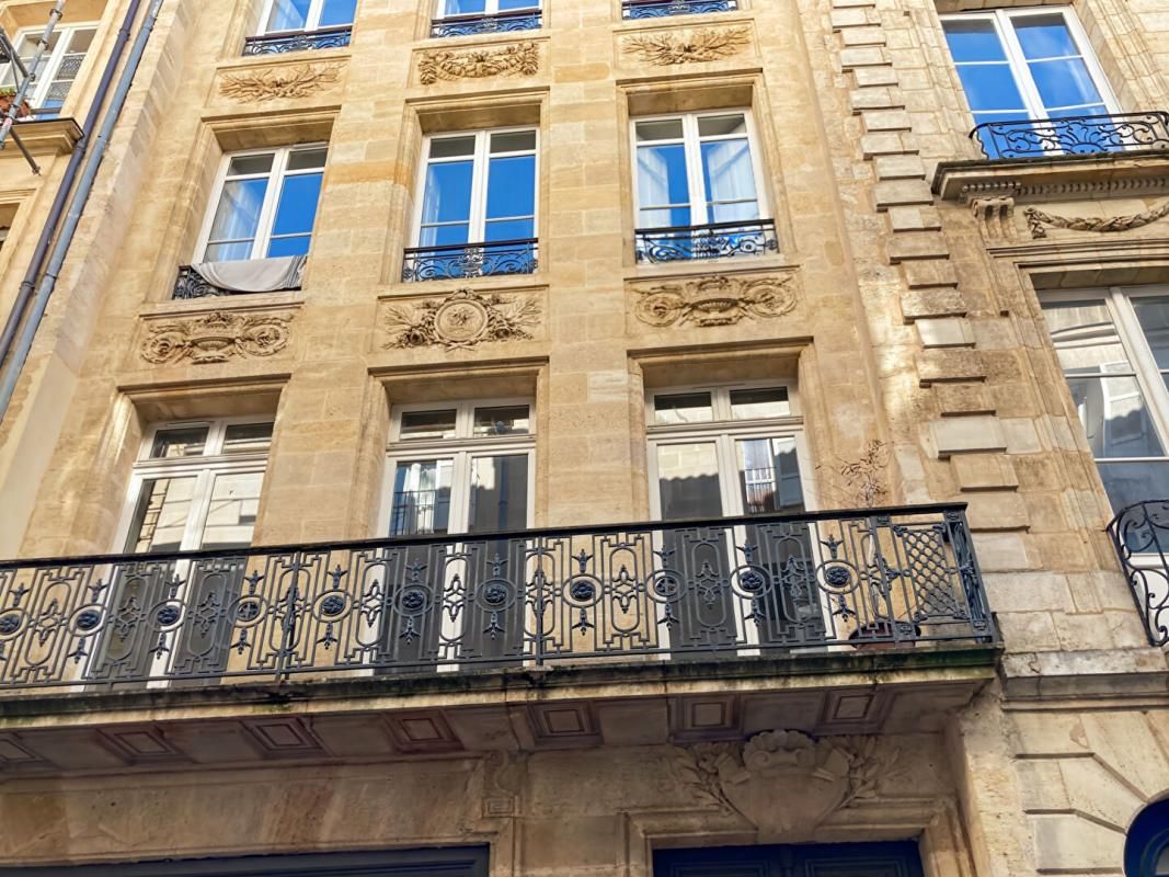 BORDEAUX Charme de l'ancien et beaux volumes pour cet appartement T2 dans le Bordeaux historique 1