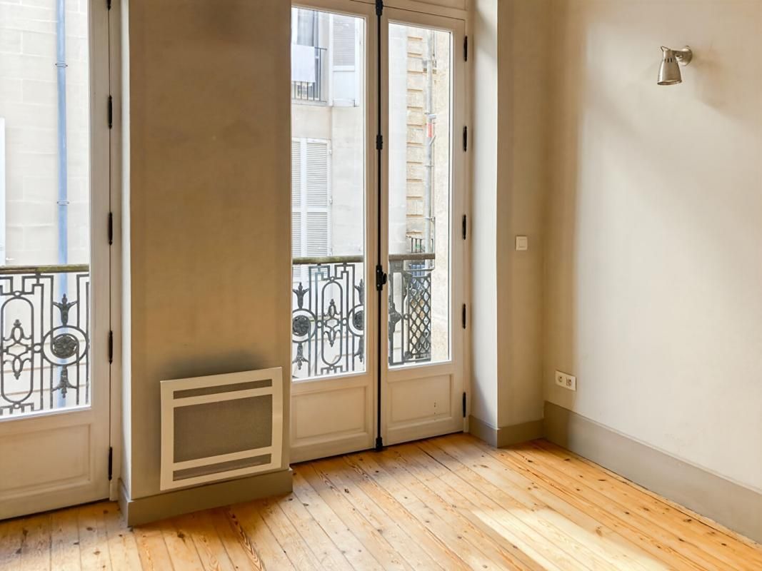 BORDEAUX Charme de l'ancien et beaux volumes pour cet appartement T2 dans le Bordeaux historique 3