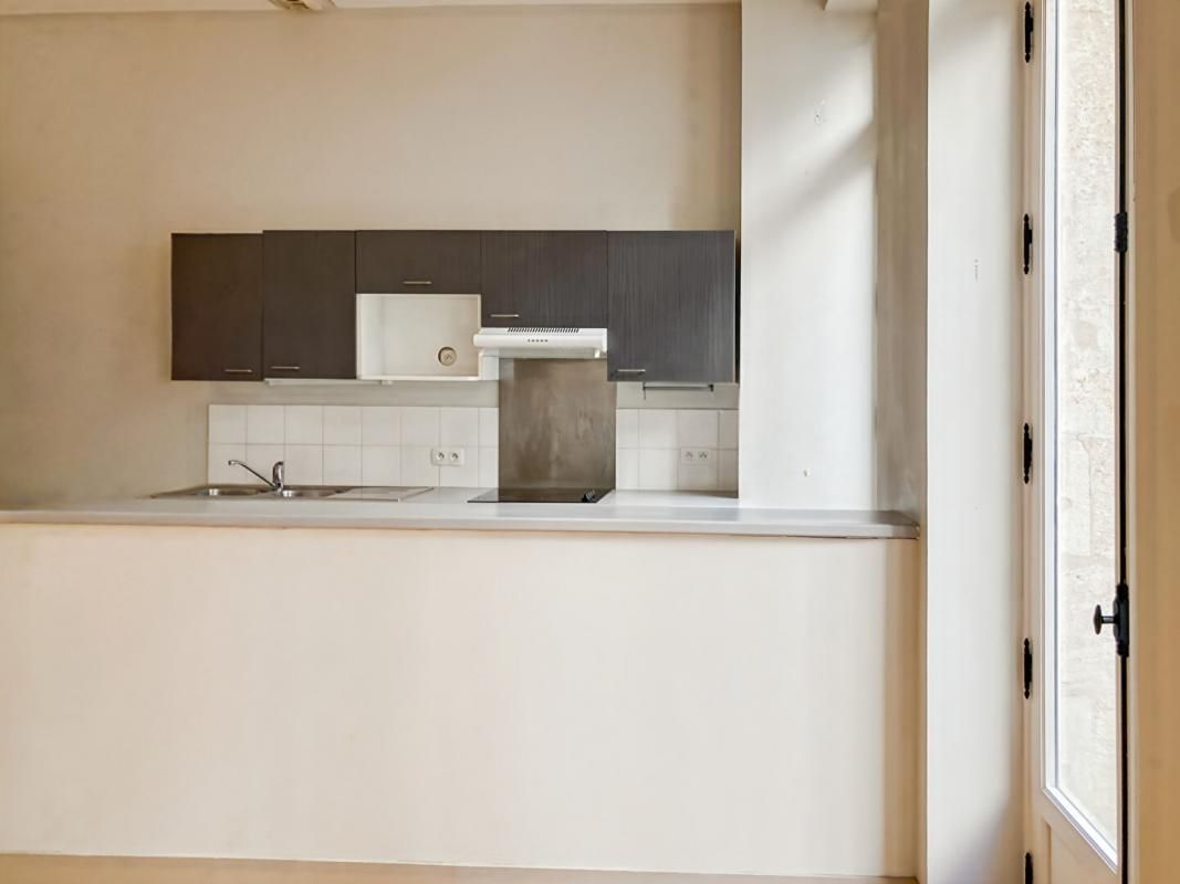 BORDEAUX Charme de l'ancien et beaux volumes pour cet appartement T2 dans le Bordeaux historique 4