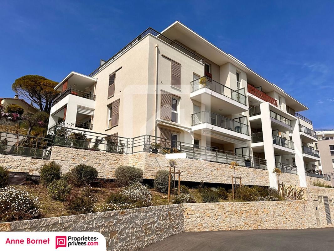 Appartement 4 pièces de type villa sur le toit, terrasse vue mer, piscine et parking sous-sol