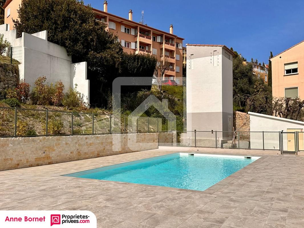 GRASSE Appartement 4 pièces de type villa sur le toit, terrasse vue mer, piscine et parking sous-sol 2