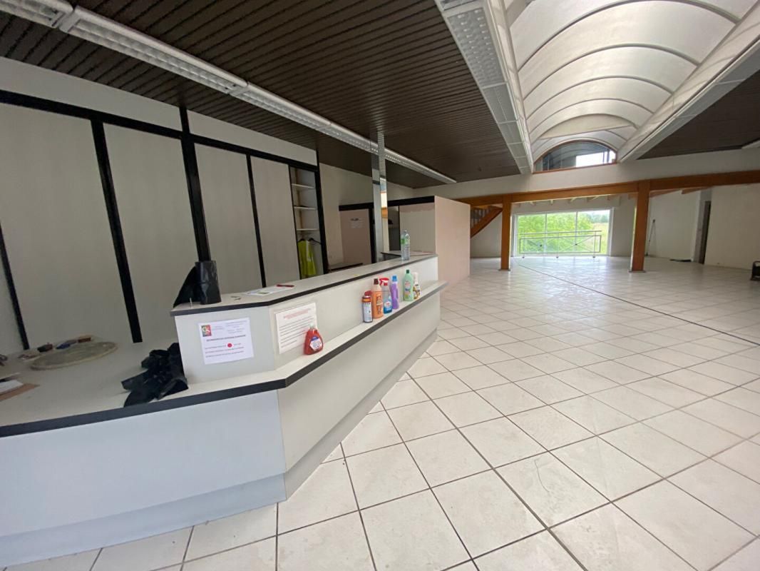 SAINTES - Local commercial 226 m2 avec parking 8 places Centre ville de SAINTES