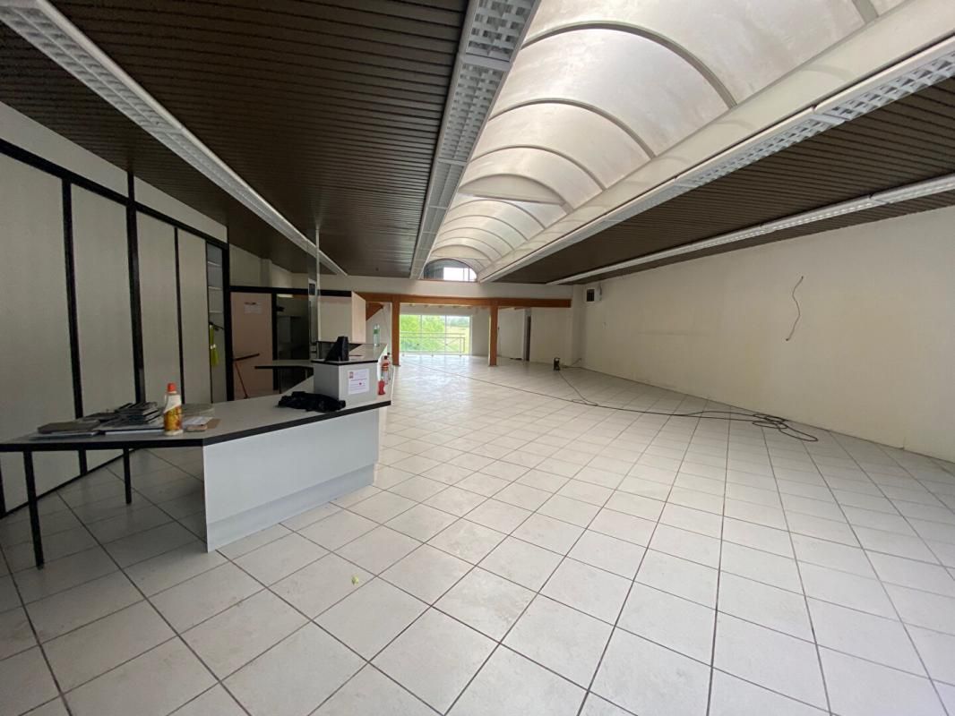 SAINTES SAINTES - Local commercial 226 m2 avec parking 8 places Centre ville de SAINTES 2