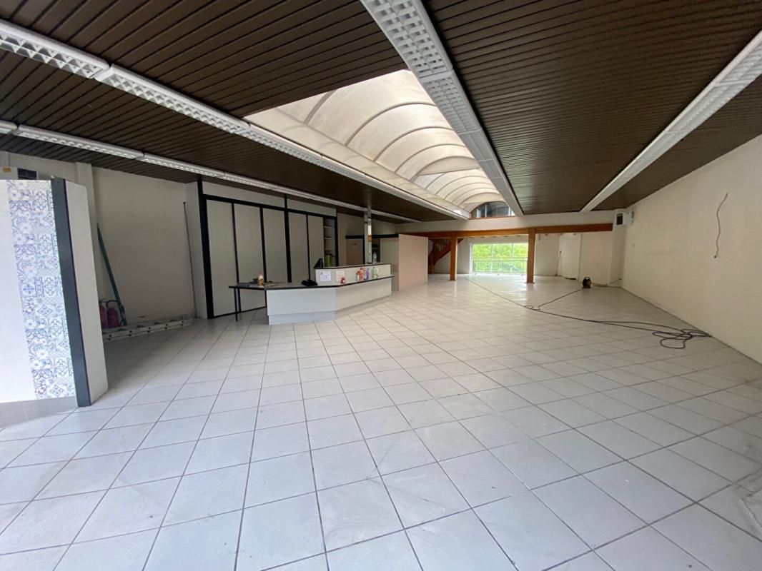 SAINTES SAINTES - Local commercial 226 m2 avec parking 8 places Centre ville de SAINTES 3