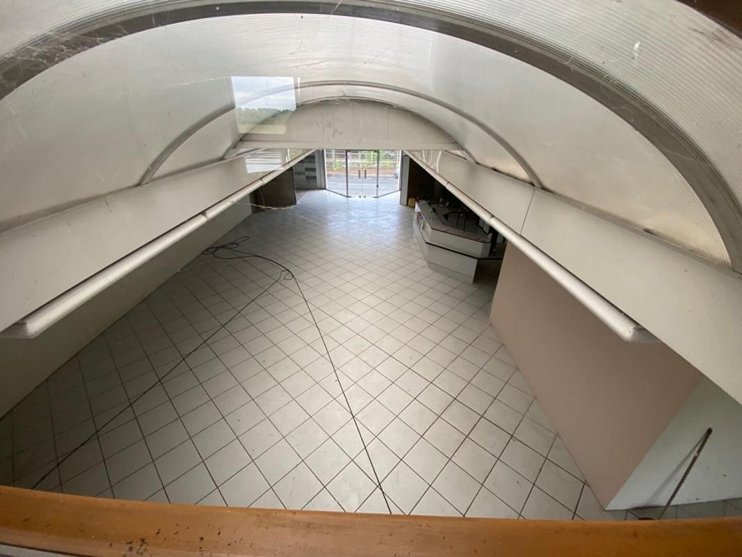 SAINTES SAINTES - Local commercial 226 m2 avec parking 8 places Centre ville de SAINTES 4