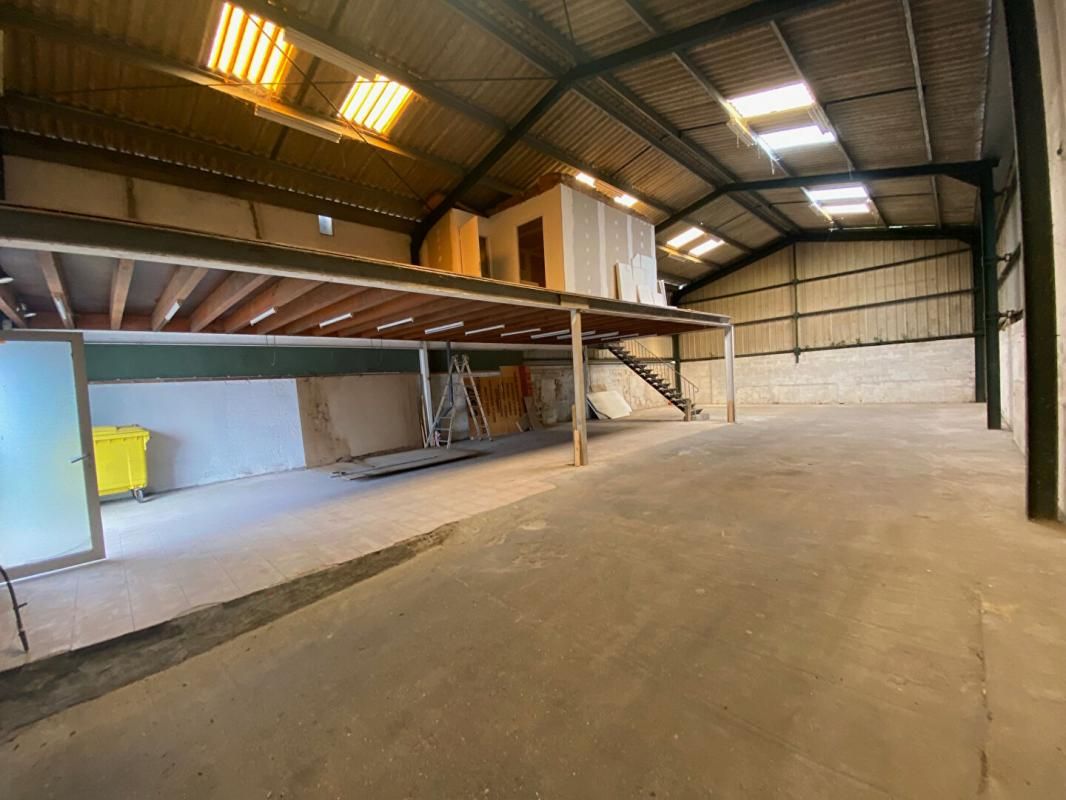 SAINTES - Local d'activité 265 m² ,Centre ville