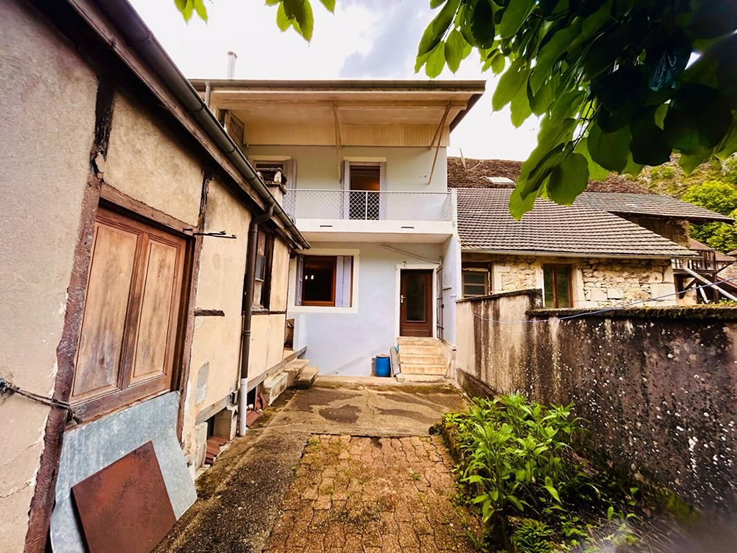 Maison familiale avec dépendances et terrain
