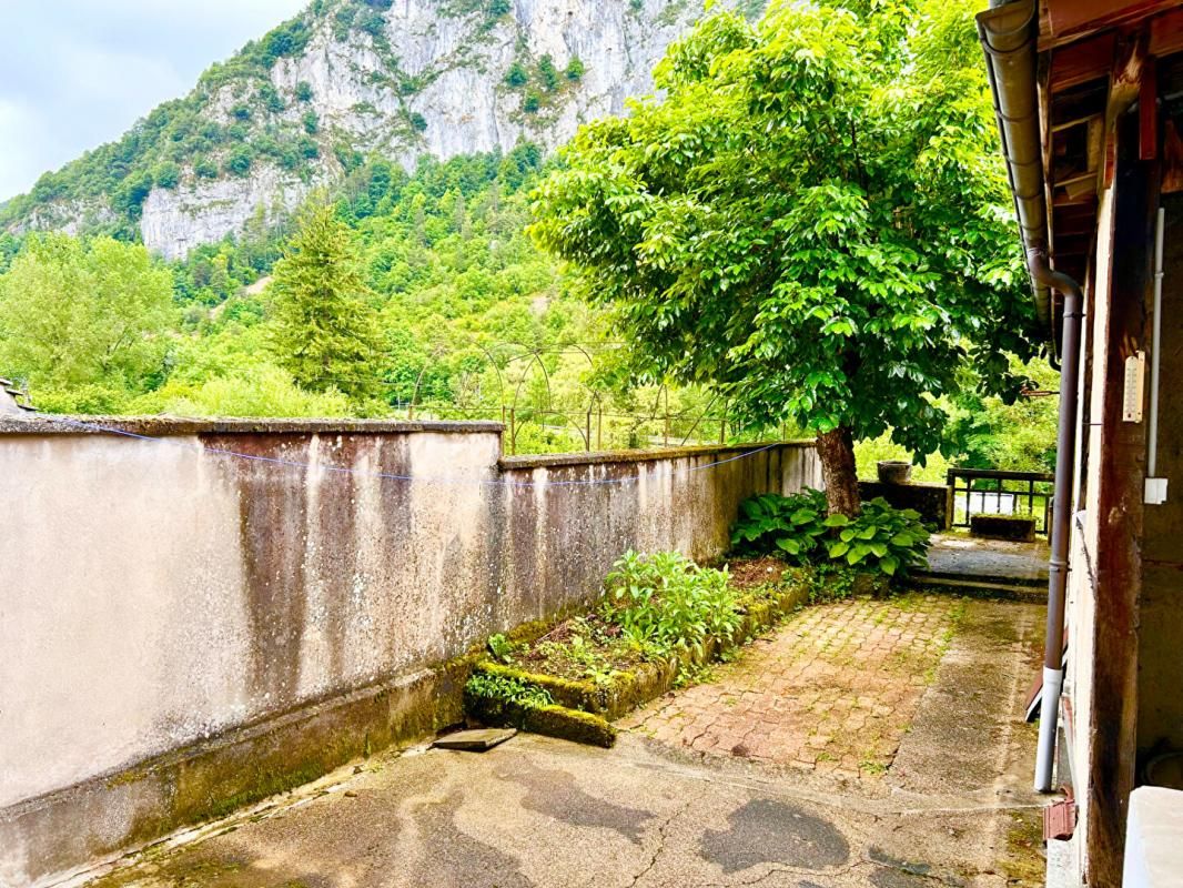 ROSSILLON Maison familiale avec dépendances et terrain 2