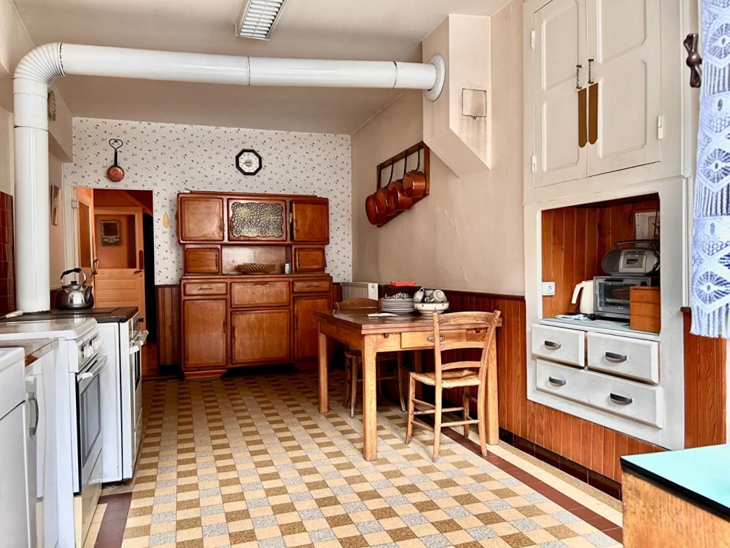 ROSSILLON Maison familiale avec dépendances et terrain 3