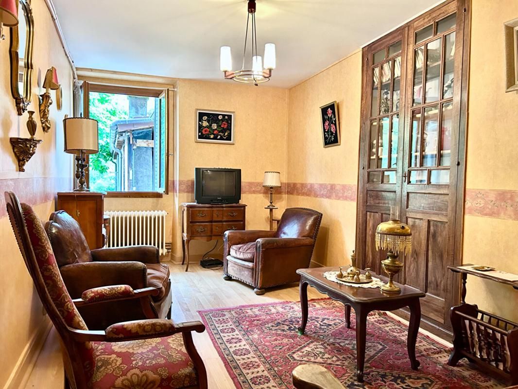 ROSSILLON Maison familiale avec dépendances et terrain 4