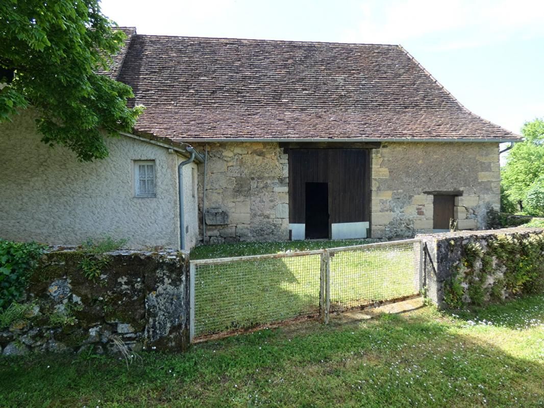 HAUTEFORT Maison 85m² habitables / 3 chambres / grange / terrain 877m² 2