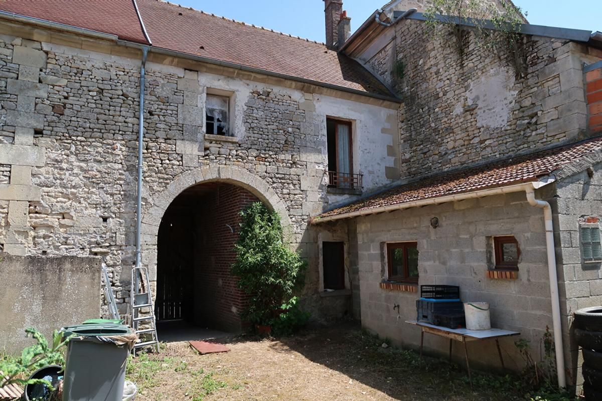 Commeny. Maison à rénover