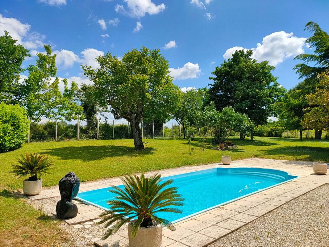 YVRAC PROPRIETE : MAISON 360 m² + GARAGE 110 m² + TERRAIN 5300 m² 1