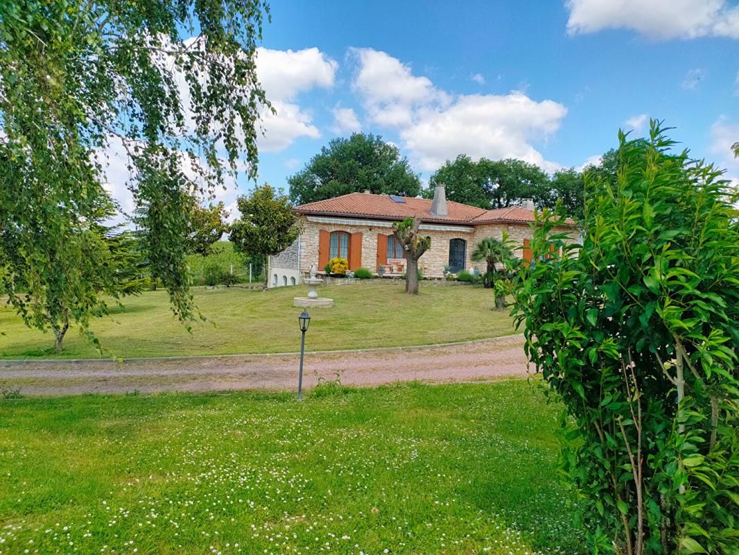 YVRAC PROPRIETE : MAISON 360 m² + GARAGE 110 m² + TERRAIN 5300 m² 3