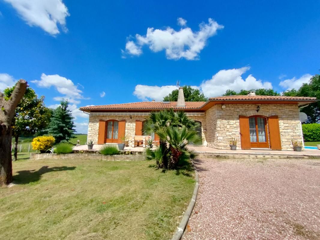 YVRAC PROPRIETE : MAISON 360 m² + GARAGE 110 m² + TERRAIN 5300 m² 4