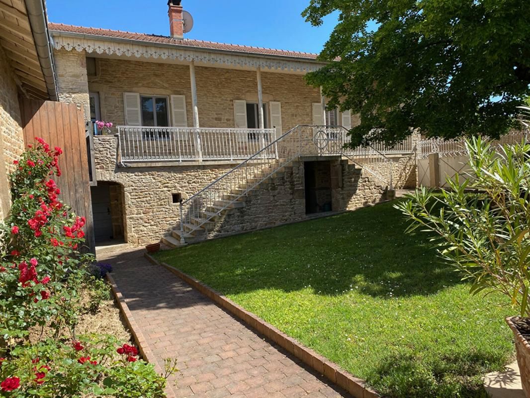 AZE Jolie maison vigneronne rénovée avec maison annexe 1