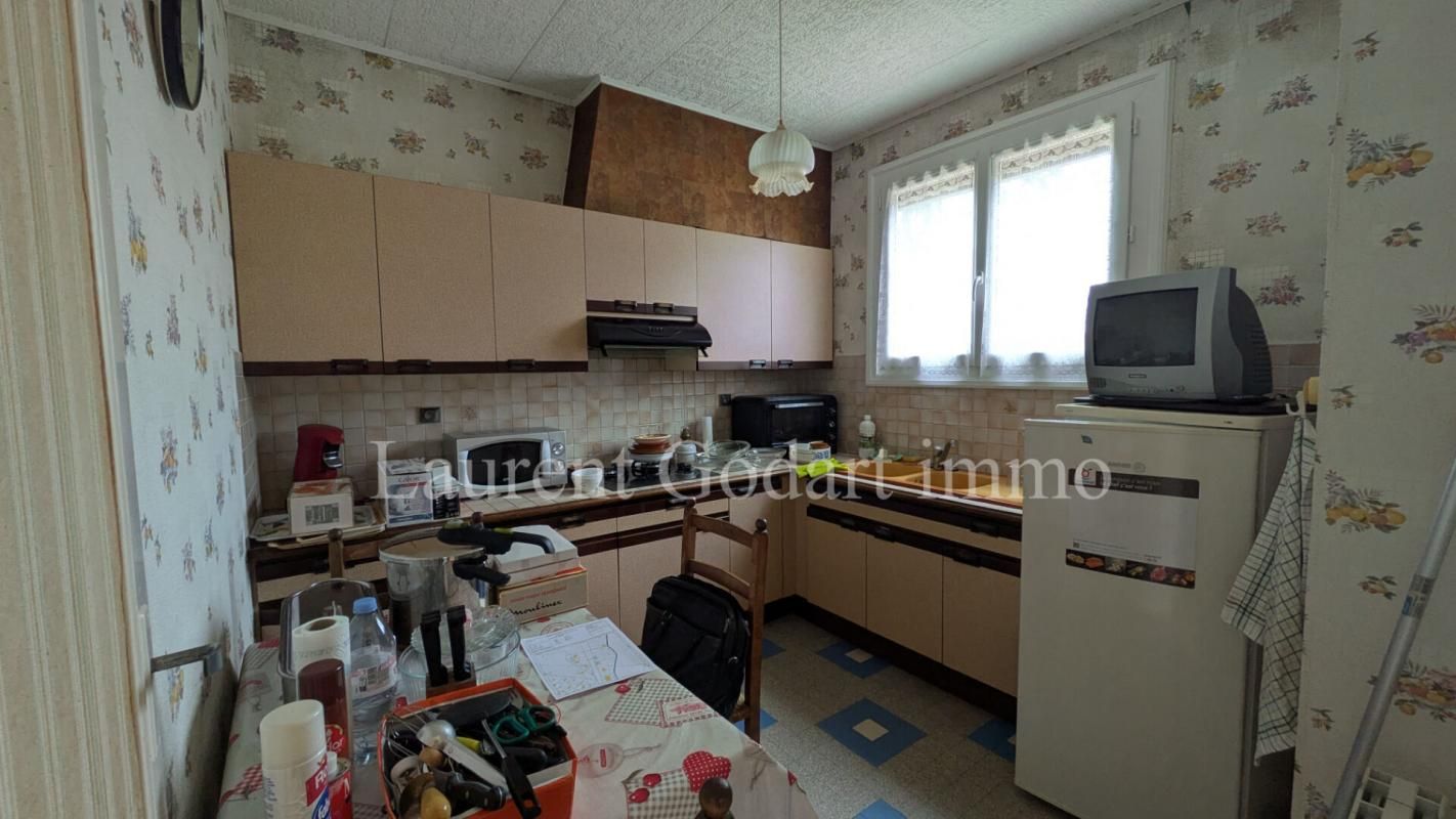 SEYCHES Maison 4 pièces de plain pied avec véranda, garage et puits 3