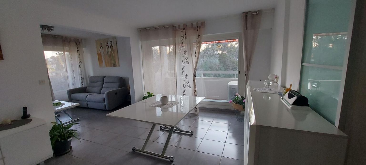 NIMES GARD. 30. NIMES. Appartement de standing de 5 pièces dans quartier Montaury 2