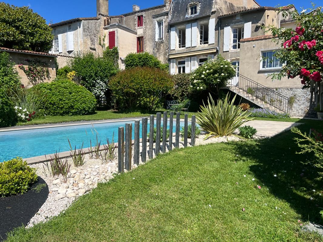 SAINT-MAIXENT-L'ECOLE Maison Saint Maixent L Ecole 6 pièce(s) 190 m2 4