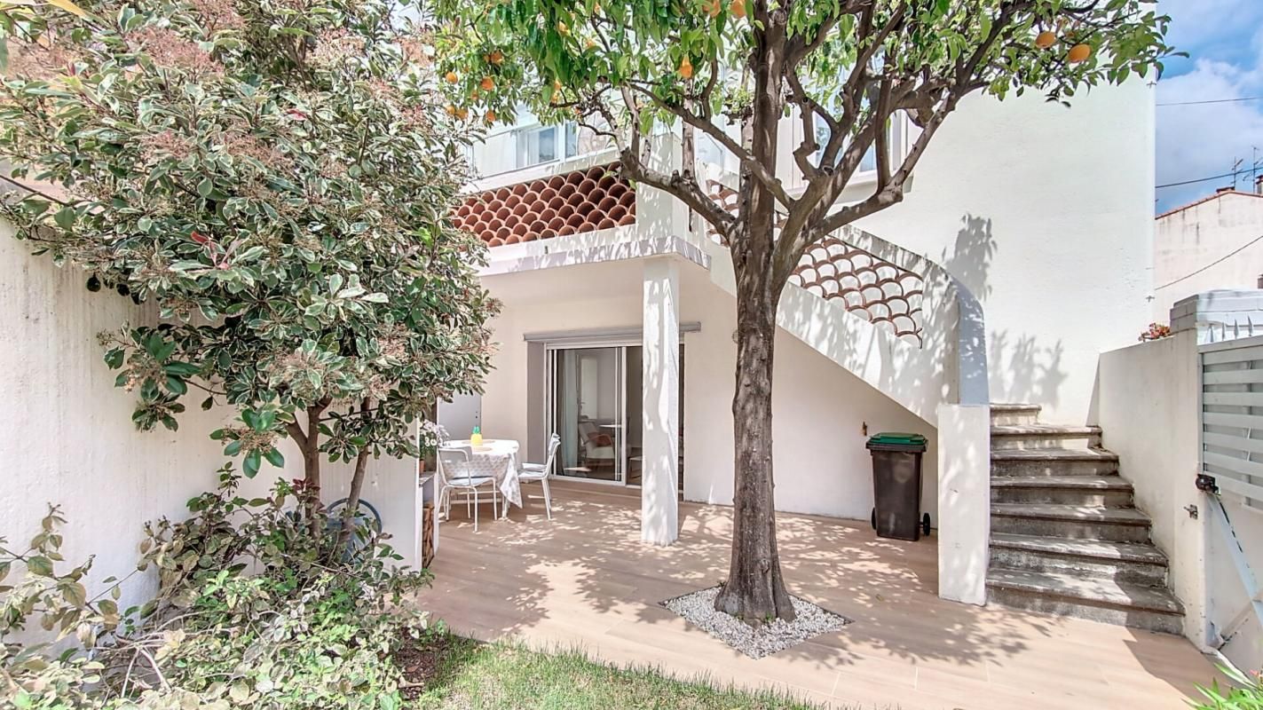 Maison de ville avec garage - Rénovée - Surface 121M² - 2 jardins - Terrasse - PALAIS DES CONGRES ( 66 000 PERPIGNAN )