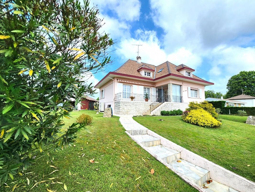 Maison 7 pièces 263 m2 - GARAGE - TERRAIN 1500m²